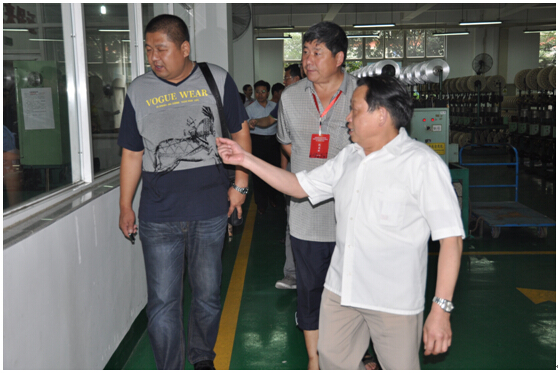 董事长刘荣富向参会代表介绍车间生产情况 董事长刘荣富向参会代表介绍车间生产情况