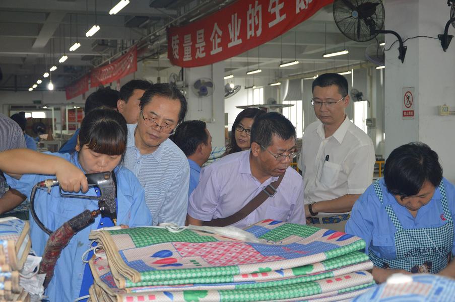 中国轻工业职工思想政治工作研究会领导参观米兰网页版·官方端在线-米兰（中国）集团电热毯车间