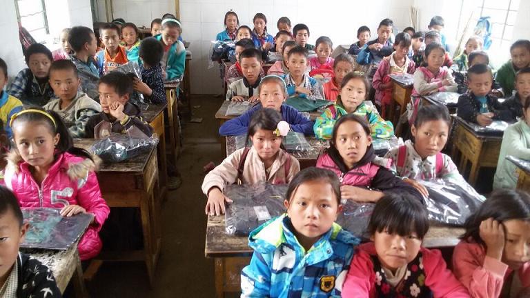 成都米兰网页版·官方端在线-米兰（中国）集团给每位学生赠送衣物