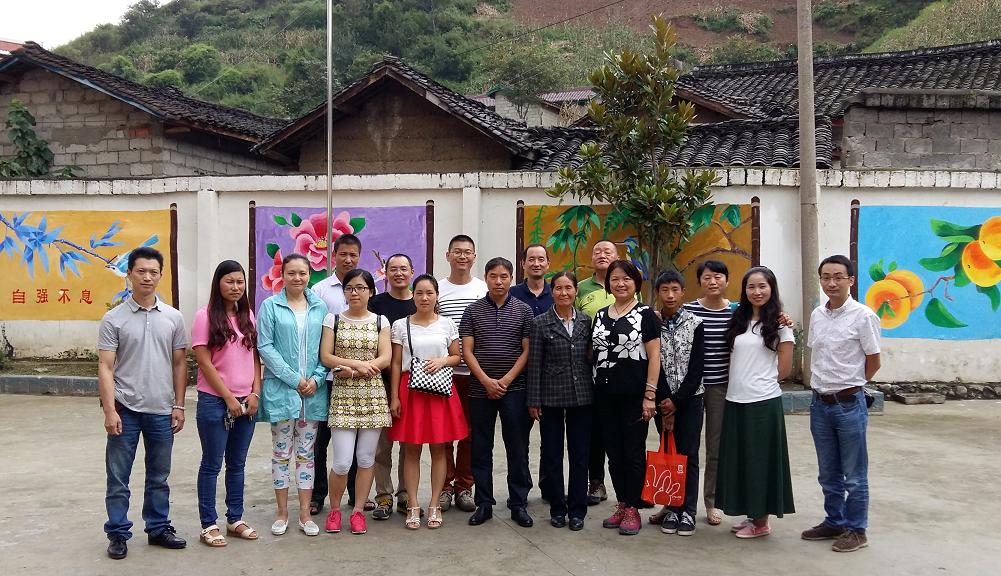 全校老师同成都米兰网页版·官方端在线-米兰（中国）集团一行人合影留念