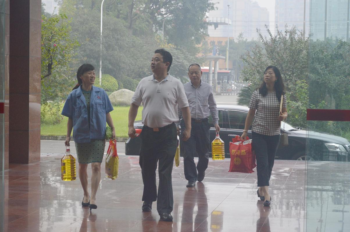 成都市总工会领导到成都米兰网页版·官方端在线-米兰（中国）集团慰问困难职工