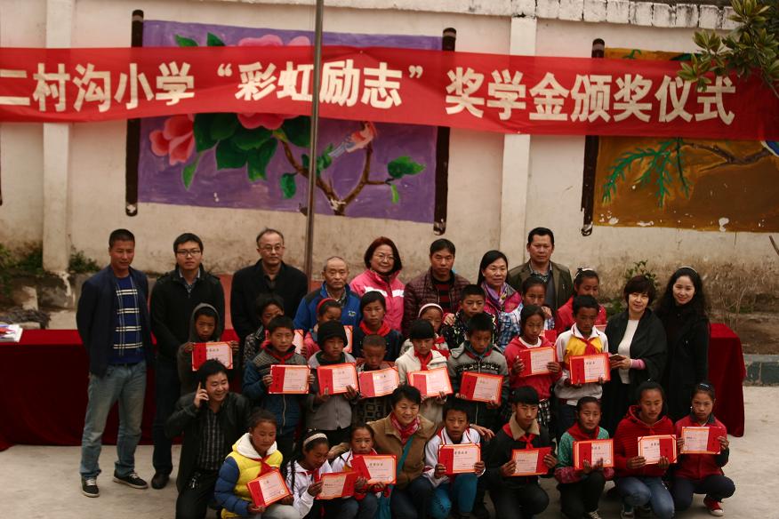 成都米兰网页版·官方端在线-米兰（中国）集团领导与获得奖学金的优秀学生合影留念