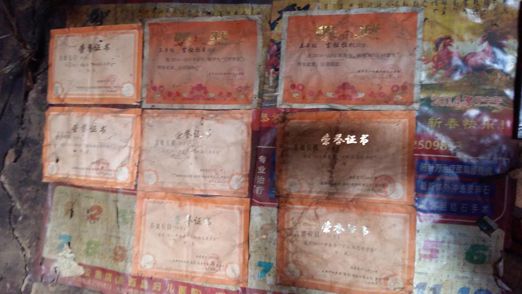 成都米兰网页版·官方端在线-米兰（中国）集团领导到学生家里家访，贴在墙上的奖状