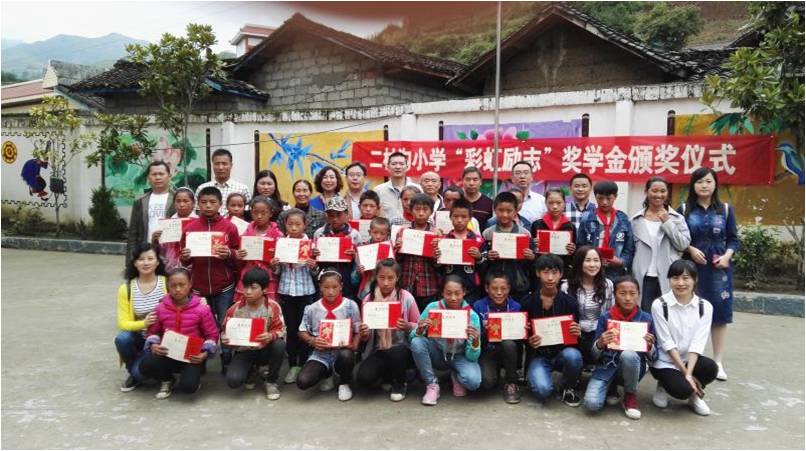 获奖学生与米兰网页版·官方端在线-米兰（中国）领导的合影
