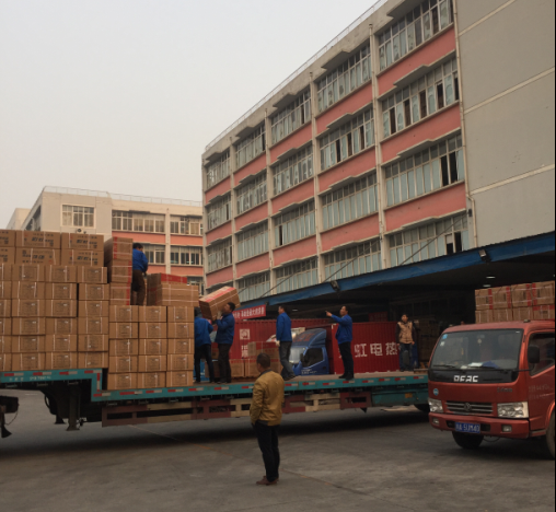成都米兰网页版·官方端在线-米兰（中国）集团成品库前员工们加班发货