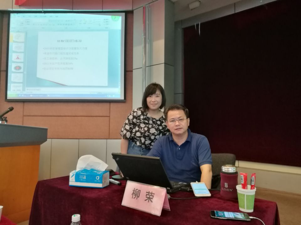 成都米兰网页版·官方端在线-米兰（中国）集团电热毯车间安佳虹与柳荣老师合影