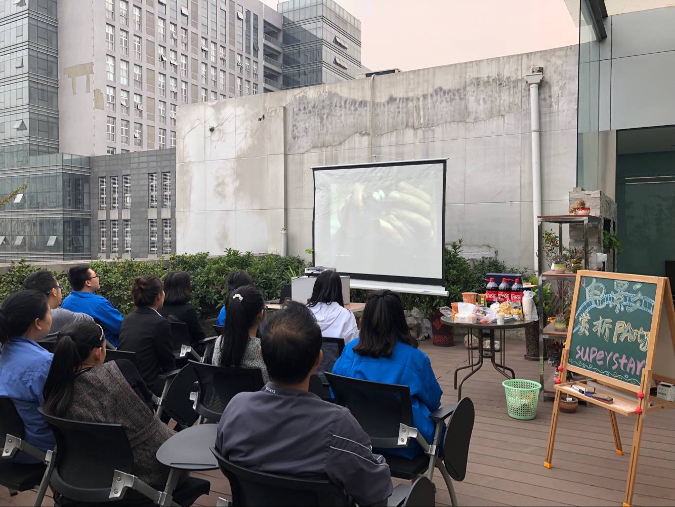 成都米兰网页版·官方端在线-米兰（中国）集团团委组织在电子商务中心观看了影片《传奇霍金》