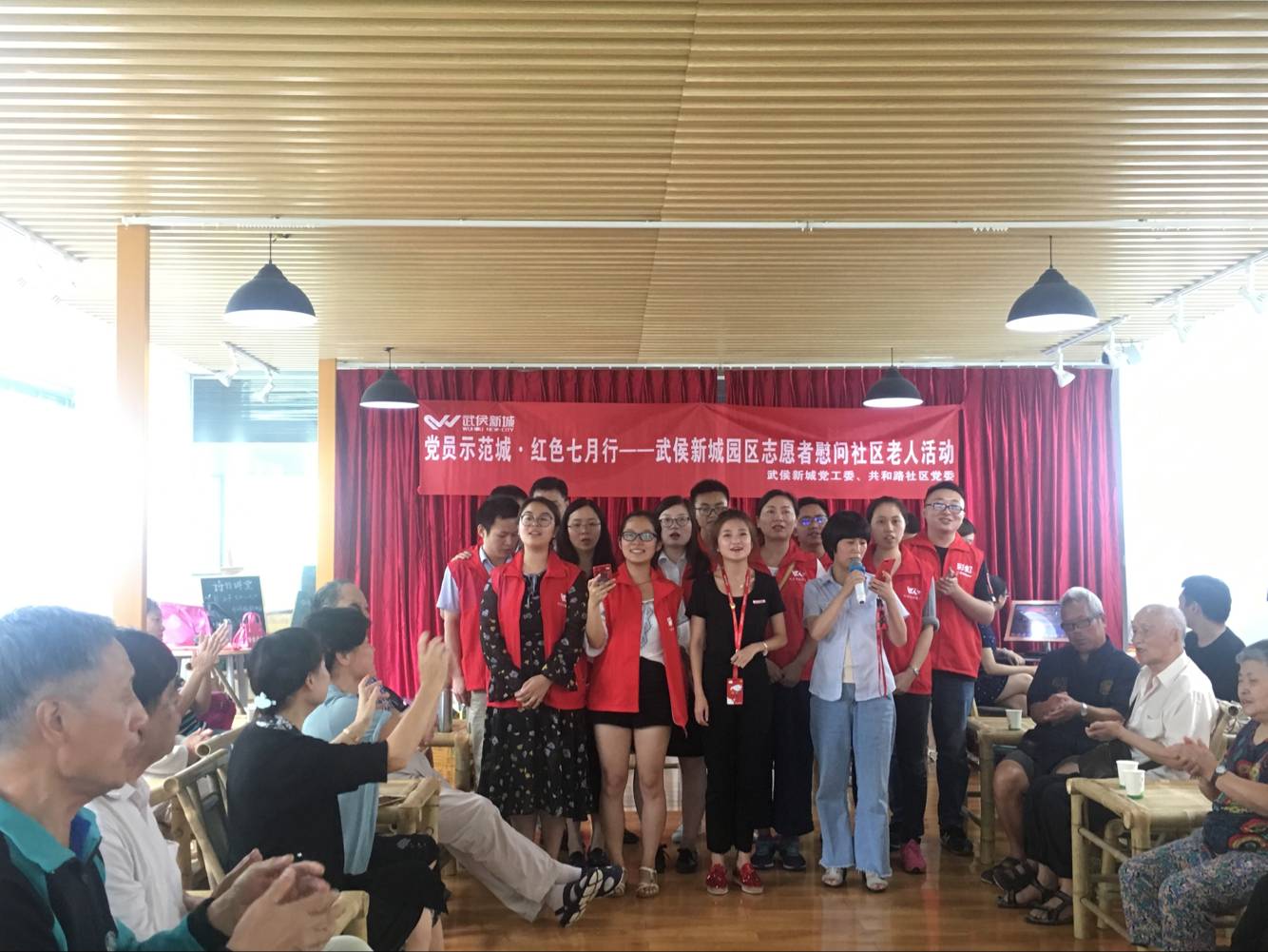 成都米兰网页版·官方端在线-米兰（中国）集团七彩青年志愿队参加慰问社区老人活动