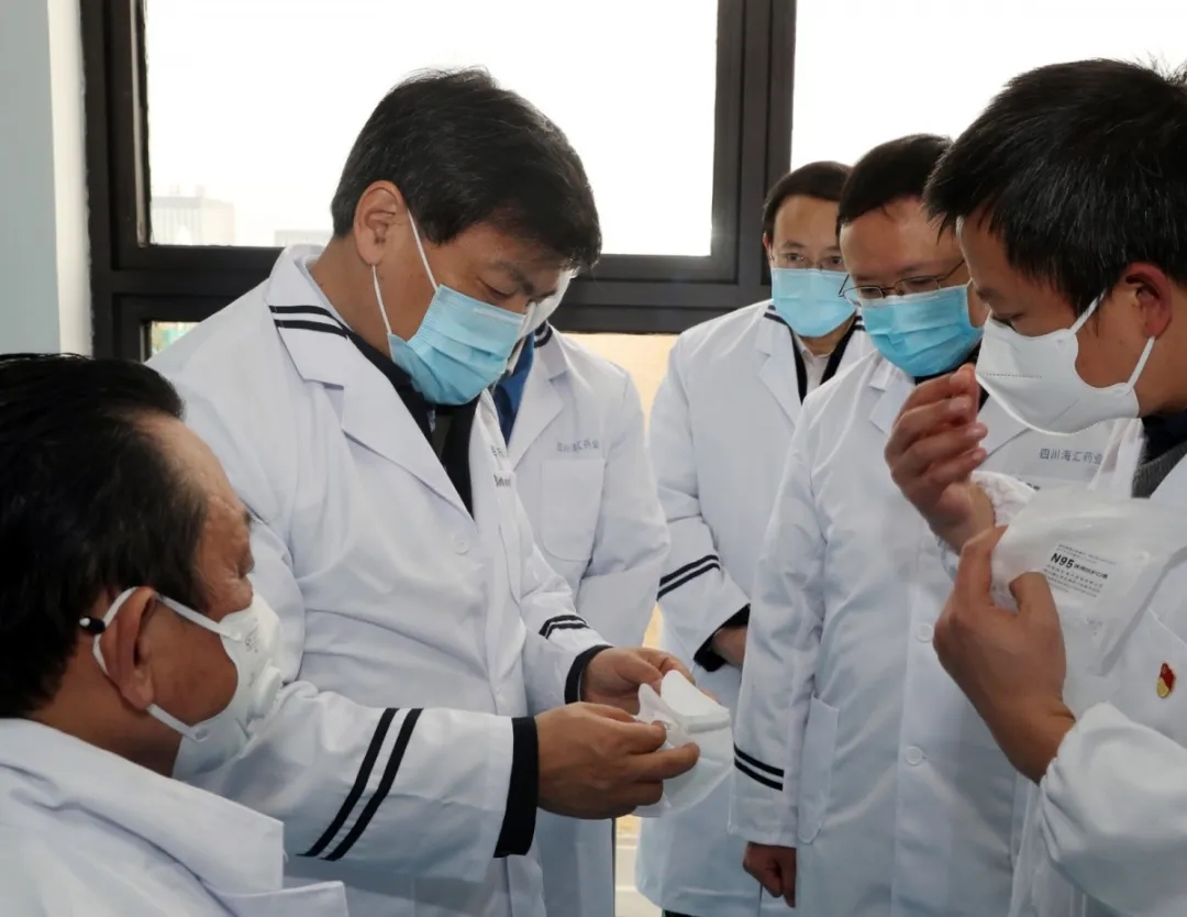 2月26日,罗强查看“成都造”医用N95口罩 2月26日,罗强查看“成都造”医用N95口罩