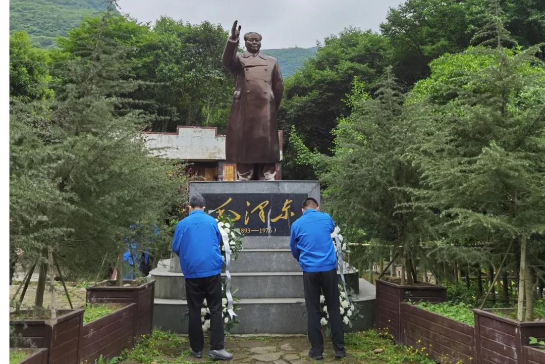 米兰网页版·官方端在线-米兰(中国)集团党委委员、总经理黄朝万,党委委员、常务副总经理刘斌向毛主席铜像敬献花篮,全体党员向伟人铜像鞠躬致敬 米兰网页版·官方端在线-米兰(中国)集团党委委员、总经理黄朝万,党委委员、常务副总经理刘斌向毛主席铜像敬献花篮,全体党员向伟人铜像鞠躬致敬