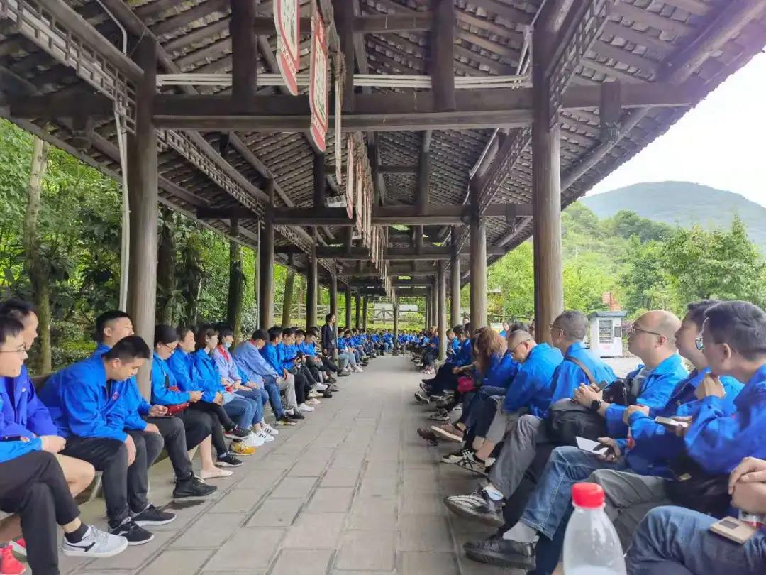 全体党员上微党课,围坐一团认真聆听当地女英雄熊钰的故事 全体党员上微党课,围坐一团认真聆听当地女英雄熊钰的故事