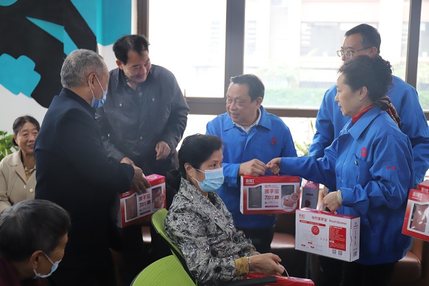成都米兰网页版·官方端在线-米兰（中国）集团行政党支部重阳送温暖党建主题活动